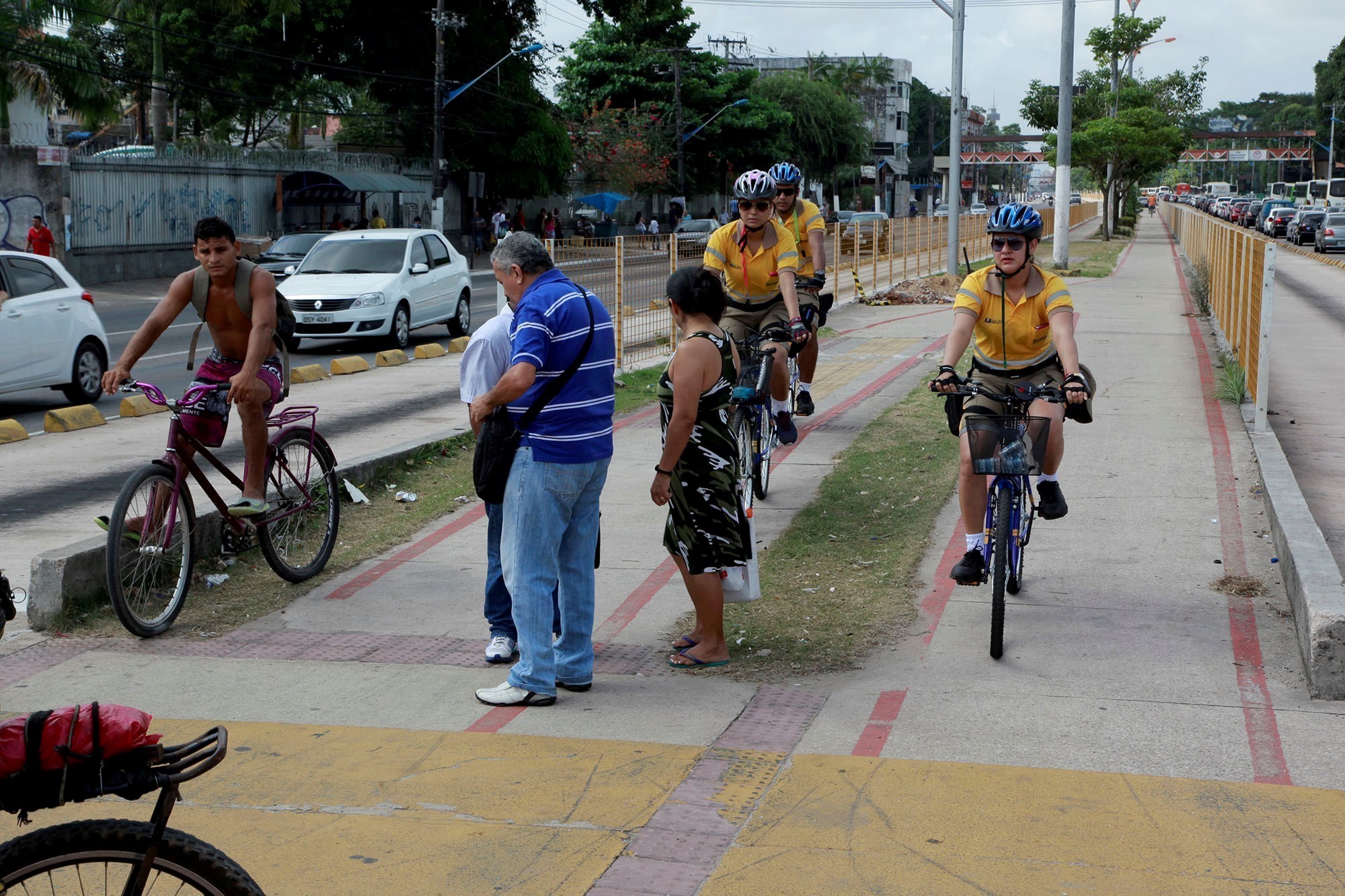 Pedestres e ciclistas agora correm o risco de receber multas caso cometam infrações