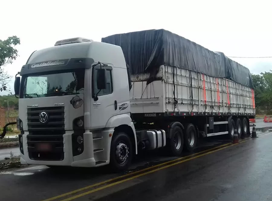 Caminhão apreendido com carga ilegal em Floriano