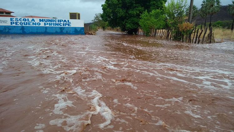 Chuva de 24 horas deixa prédios ilhados e aulas são suspensas no interior do Piauí