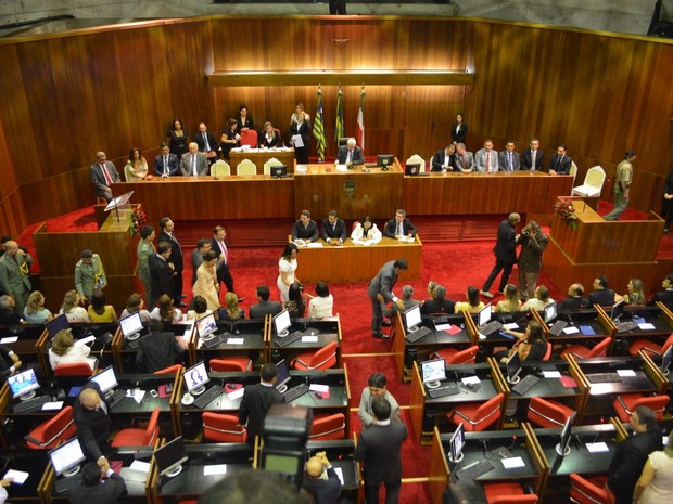 O Projeto de Lei do empréstimo teve 20 votos a favor, já a segunda proposição conseguiu a adesão de 18 parlamentares
