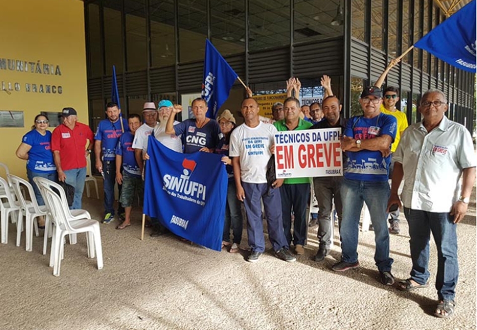 Servidores em greve na Ufpi fecham Biblioteca Central em Teresina