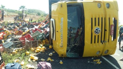 Caminhão tomba na zona rural de Floriano