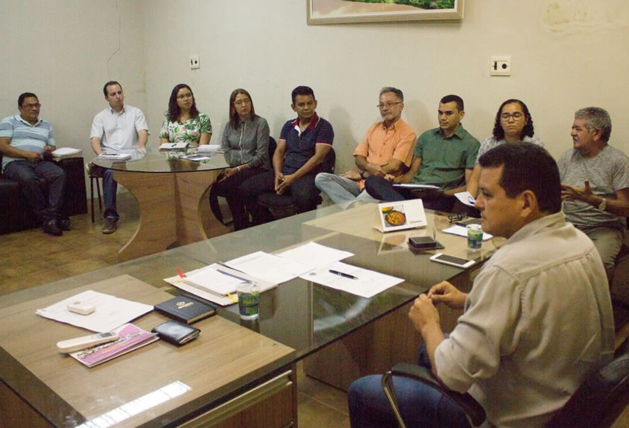 Prefeito de Miguel Alves reunido com secretariado para avaliar primeiro ano da gestão