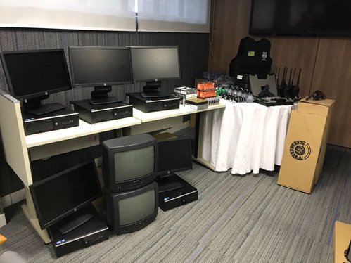 também foi realizada a entrega simbólica de 50 computadores e 50 monitores de televisão