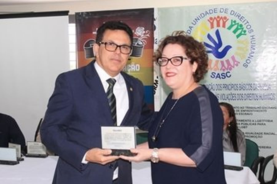 Zé Santana recebe prêmio na SASC