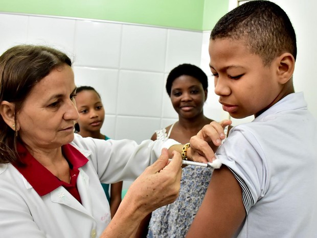 Vacina contra HPV aplicada em meninos