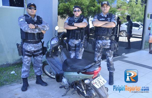 A Polícia Militar fez diligências pelo local e encontrou a motocicleta escondida em uma mata