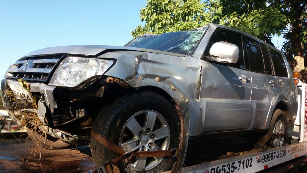 Carro ficou destruído