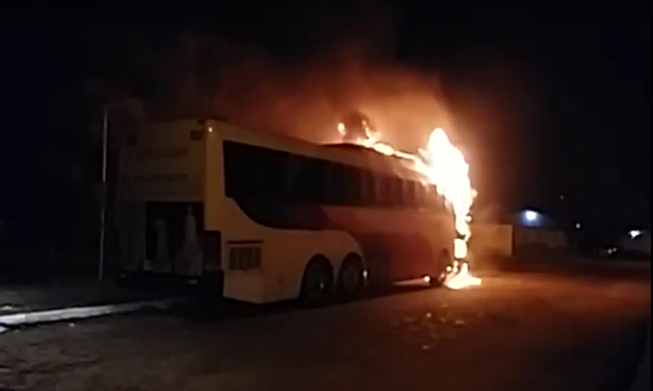 Bandidos ateiam fogo em ônibus na madrugada de Teresina
