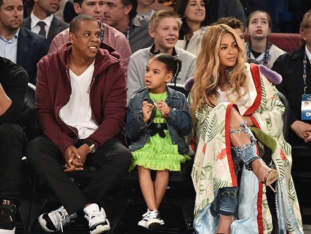 Beyonce, Jay Z e Blue Ivy se divertem em jogo