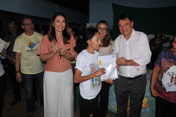 governador entrega títulos de imoveis em São Raimundo nonato