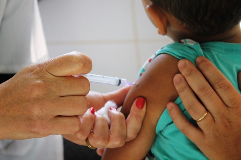 as famílias precisam procurar um posto de vacinação para avaliação do cartão de vacinas e atualização da situação vacinal das crianças