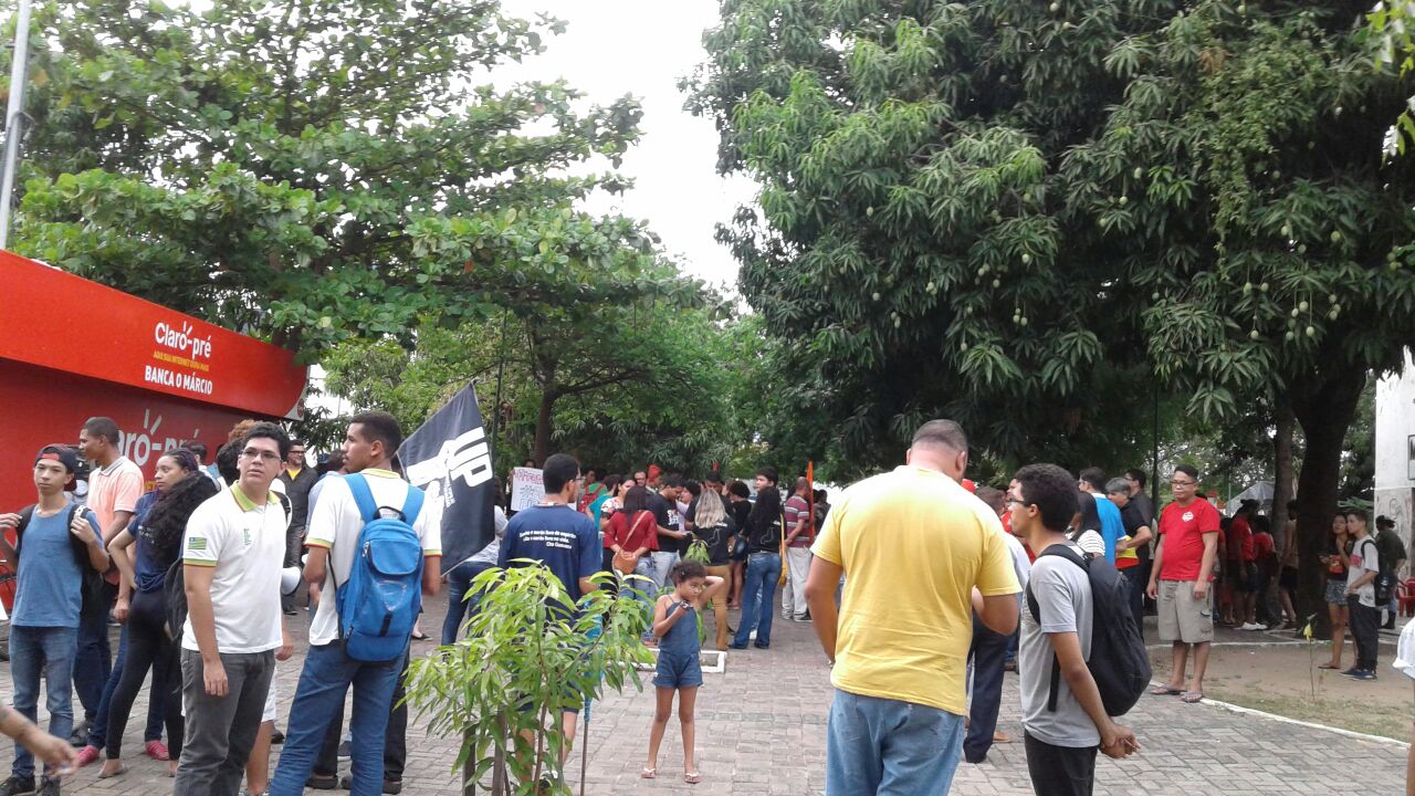 Estudantes protestam contra aumento