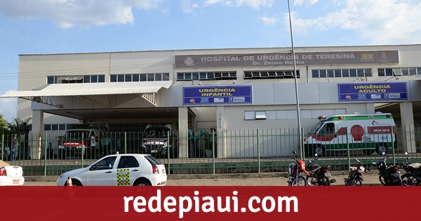 Morena de calca social com calcinha marcando 4