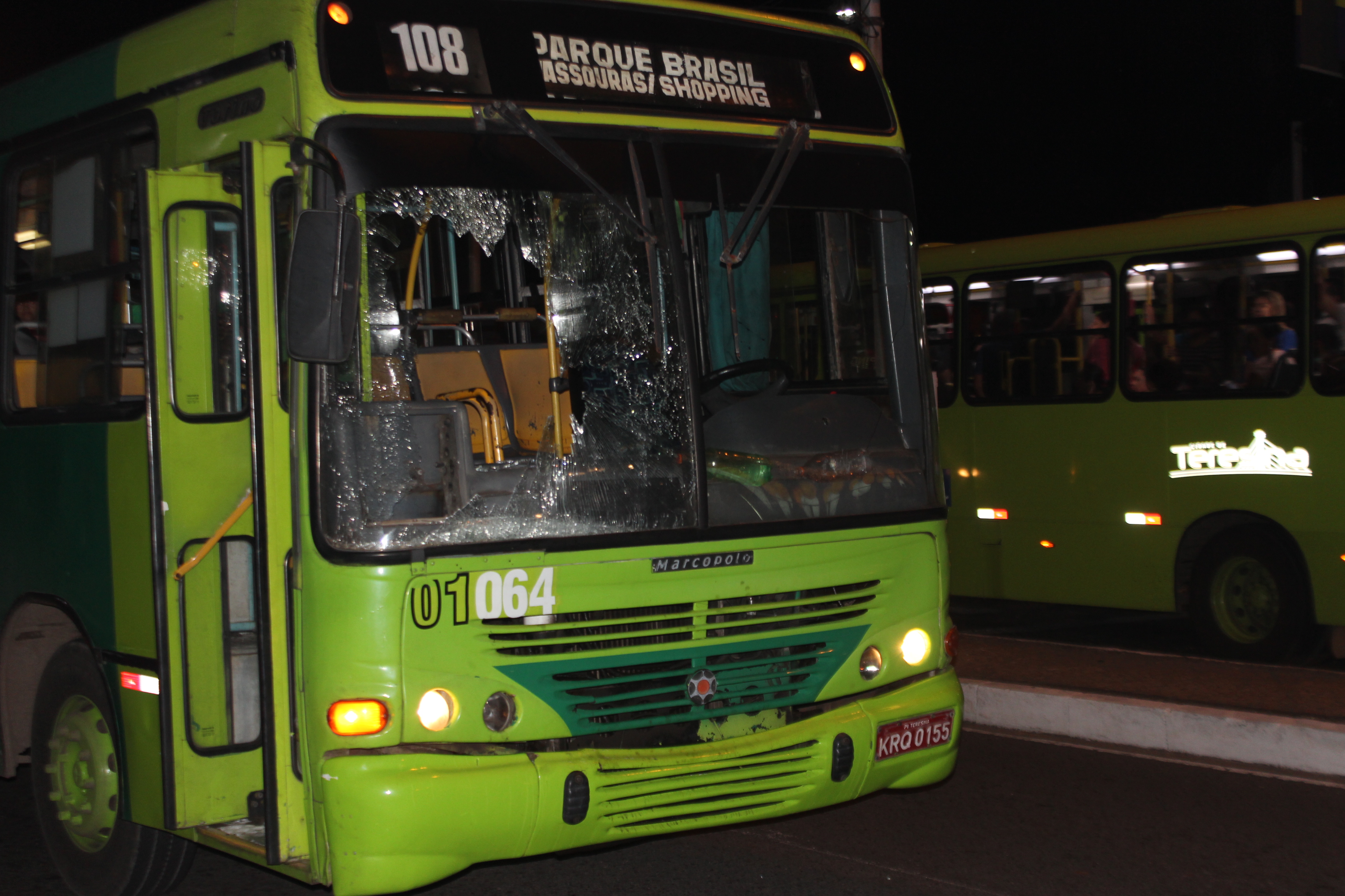 Manifestantes quebram vidro de ônibus