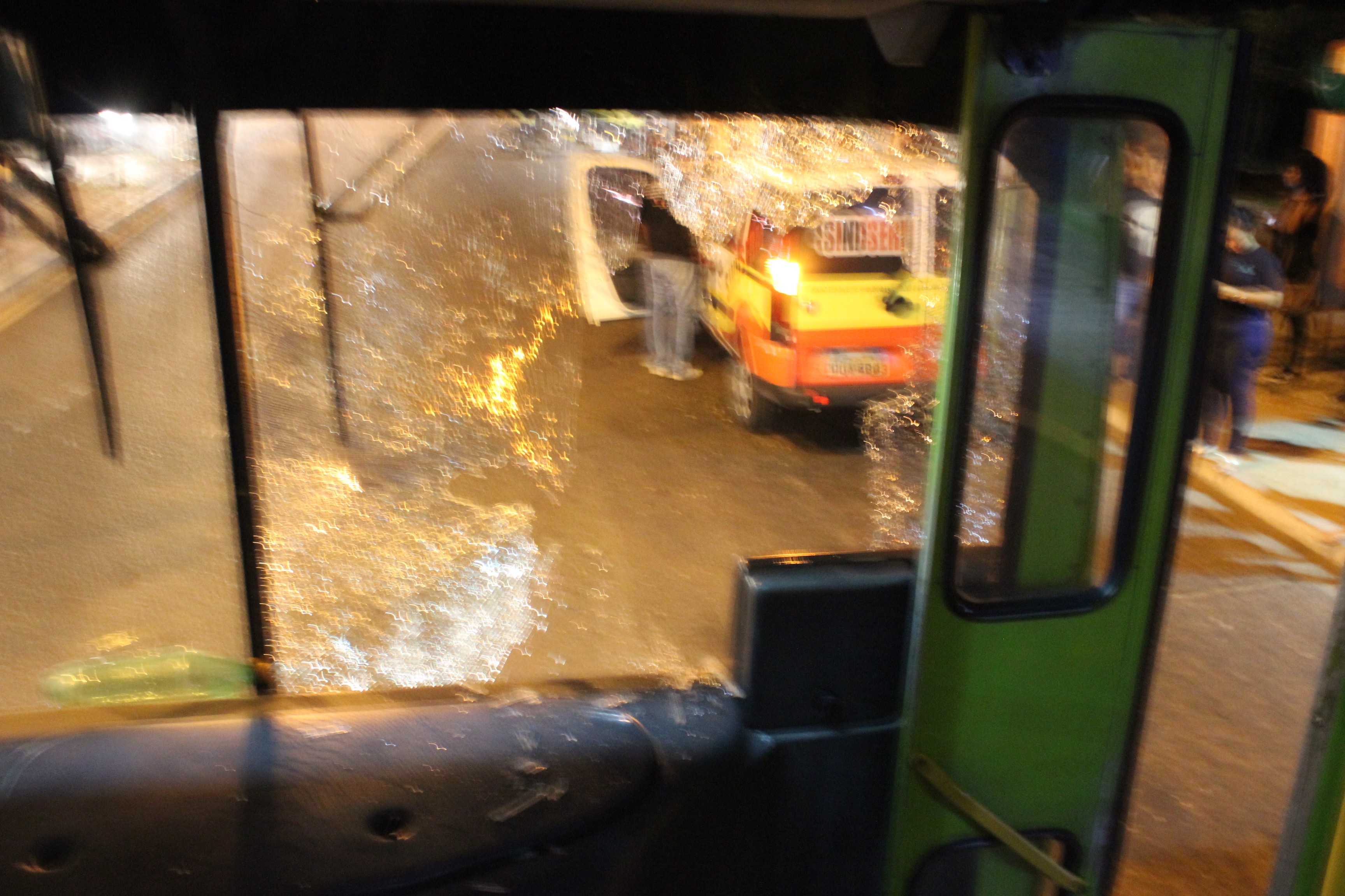 Manifestantes quebram vidro de ônibus
