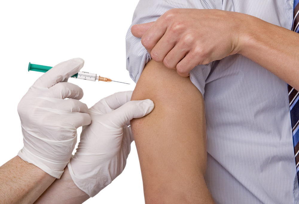 Para receber a vacina, o adulto deve se dirigir até as unidades de saúde do município