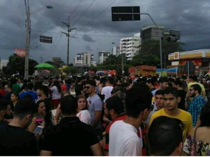 Prévia de carnaval deixa avenida de Teresina suja