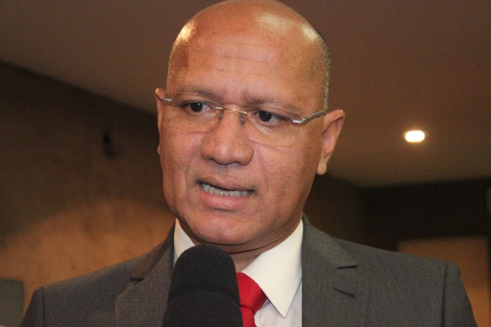Secretário Franzé Silva disse que pretende demitir os funcionários irregulares