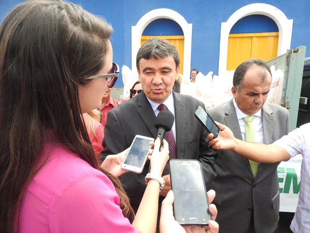 Wellington Dias e do prefeito da município, Raimundo Alves