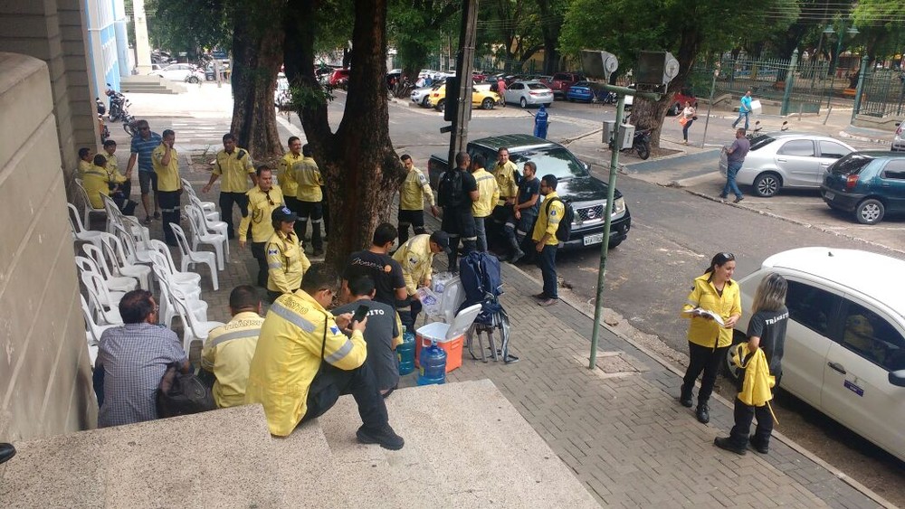 Agentes de Trânsito se reuniram na calçada do Palácio da Cidade, sede da Prefeitura de Teresina