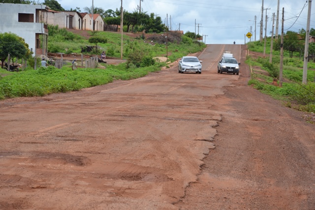 Buracos na estrada de Itainópolis