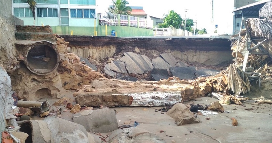 Cratera formada por chuva no Litoral