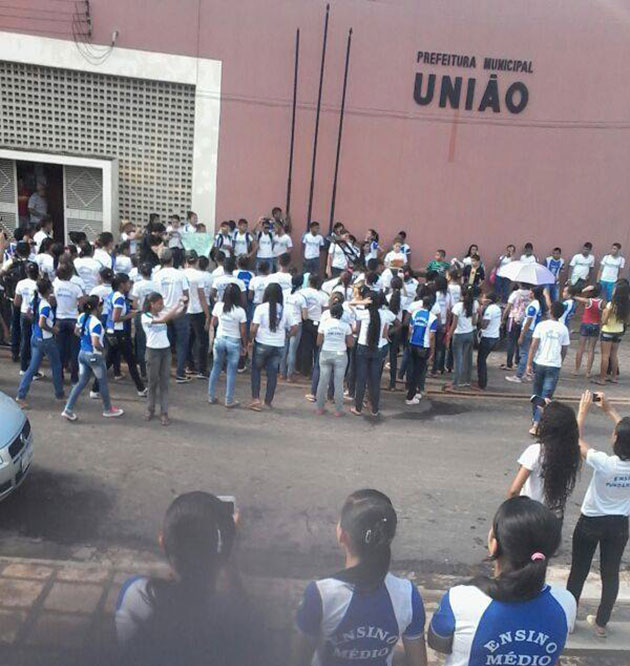 Em 2014, em ato, estudantes fazem protesto em frente a Prefeitura de União cobrando uma melhor qualidade no transporte de alunos