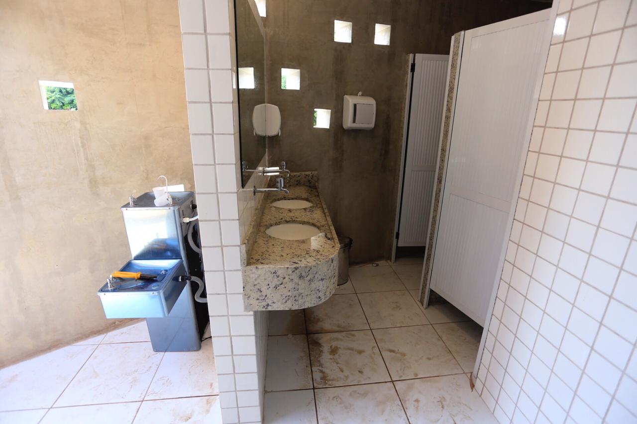 bebedouro no banheiro