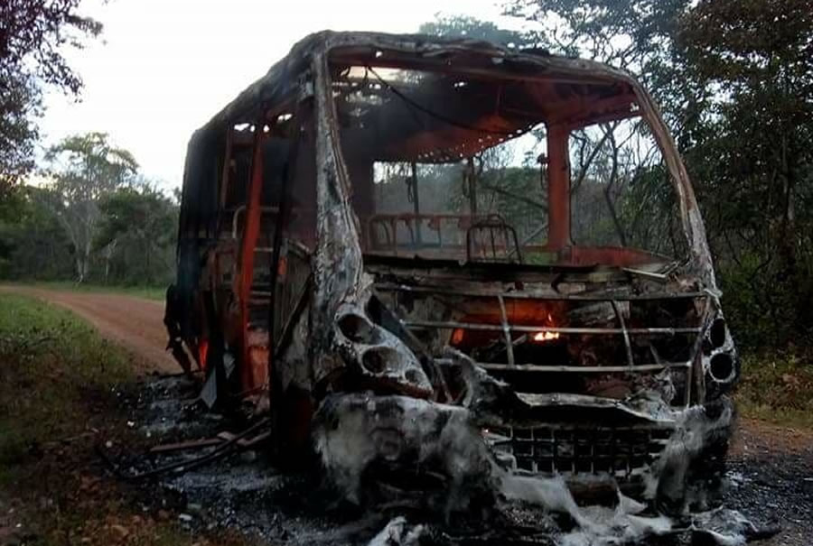 Ônibus escolar pega fogo no Piauí