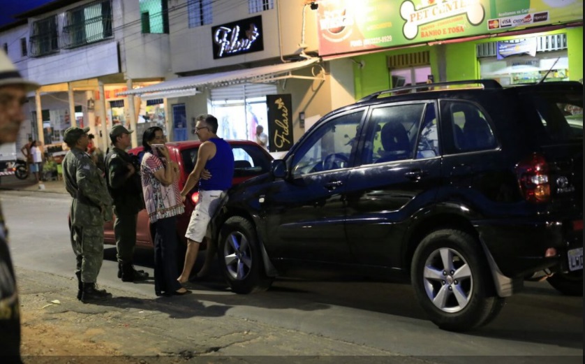 Policial se envolve em briga de trânsito