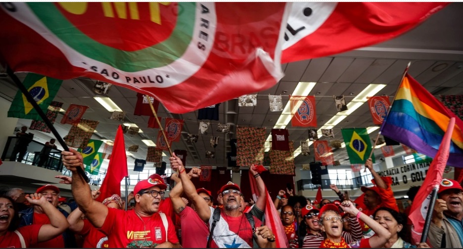 Apoiadores do ex-presidente Luiz Inácio Lula da Silva (PT) agitam bandeiras dentro da sede do Sindicato dos Metalúrgicos do ABC, em São Bernardo do Campo (SP)