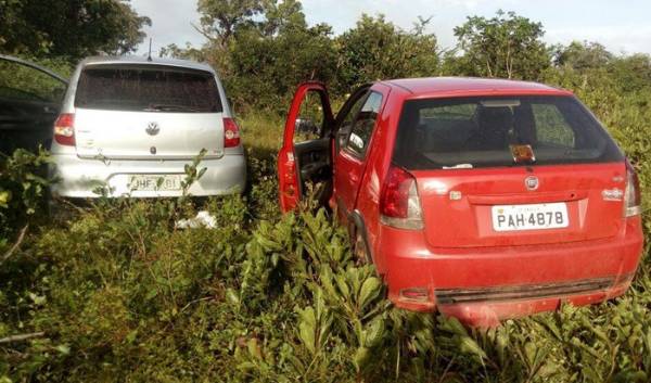 Os dois veículos que foram abandonados num matagal perto da entrada da cidade de Barreiras do Piauí