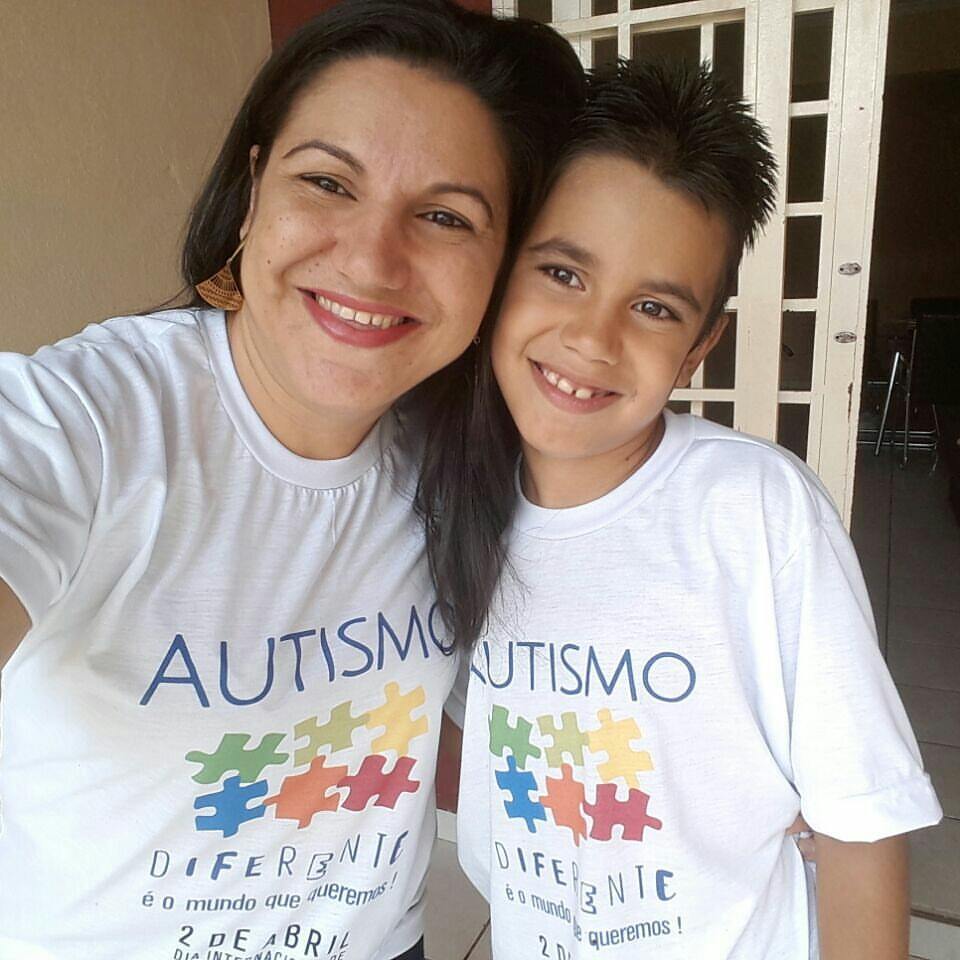 Professora Josiana Costa, mãe de João Lucas (9), diagnosticado com autismo aos dois anos