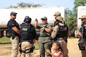 Coronel Julia Beatriz reunida com a PRF