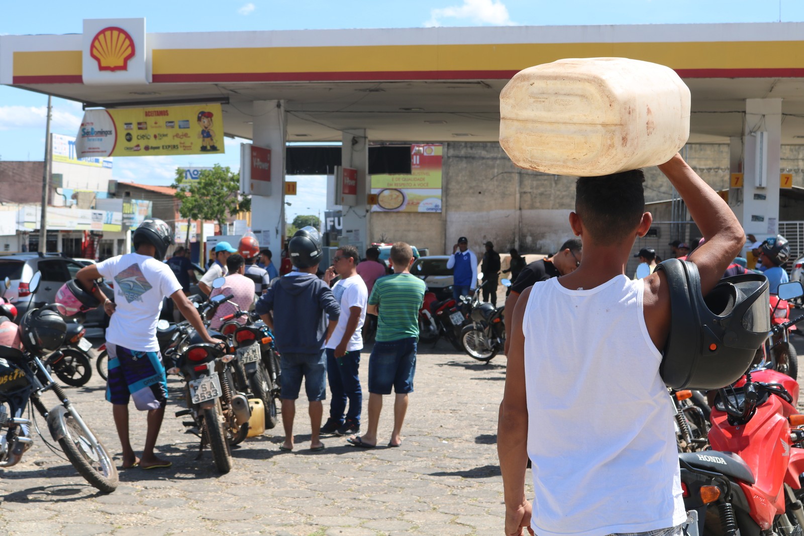 Pessoas comprando gasolina