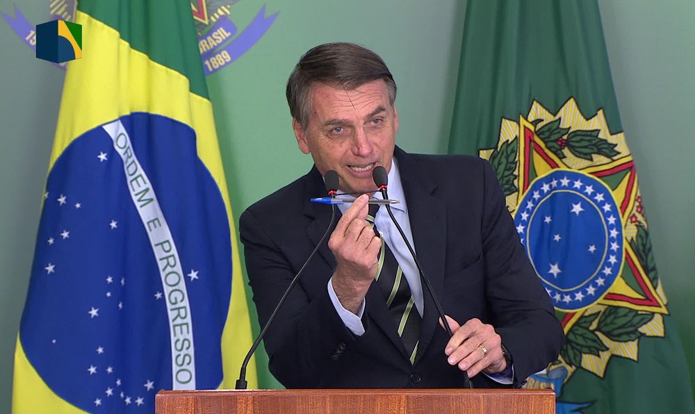 Bolsonaro assina decreto que flexibiliza porte de arma
