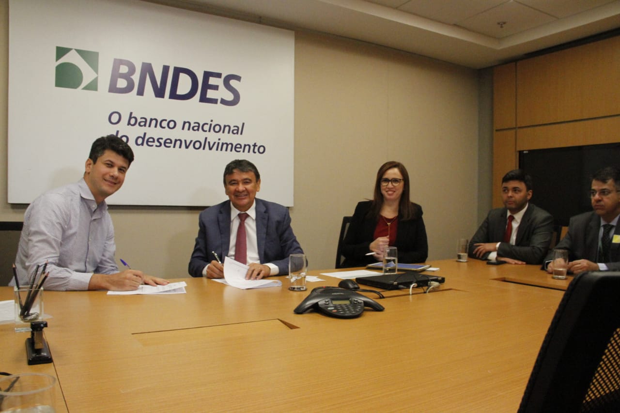 Governador assina termo de cooperação com BNDES para projeto do VLT de Teresina
