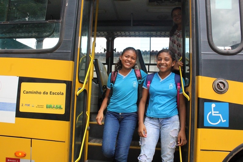 Crianças ônibus escolar