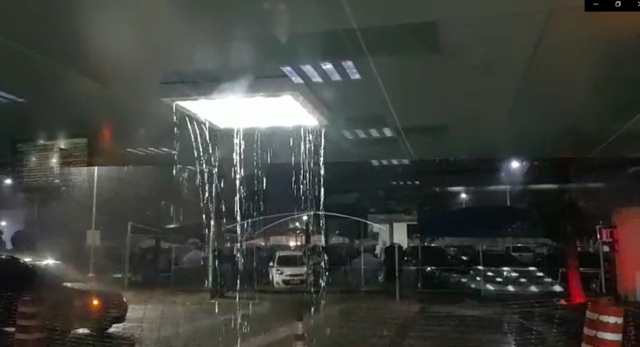 forte chuva em Teresina deixa aeroporto com goteiras e cascata