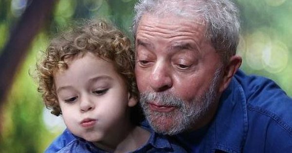 Lula sai da prisão para velório do neto
