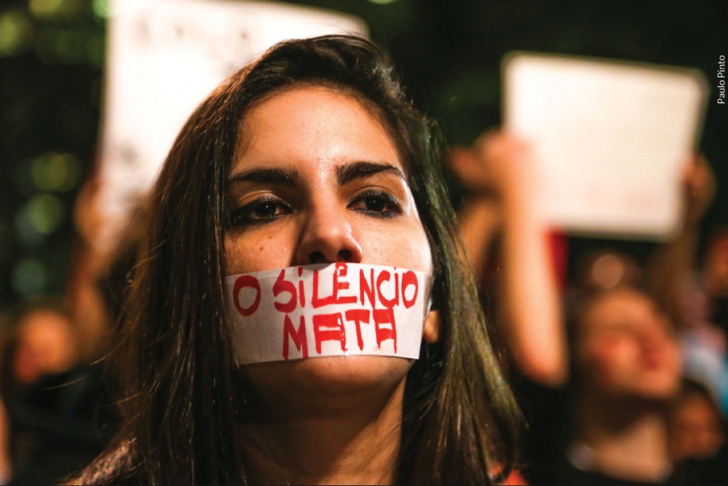 Manifestante na Avenida Paulista (SP) no ato Por Todas Elas, em repúdio à cultura do estupro e à violência contra a mulher (junho/2016)