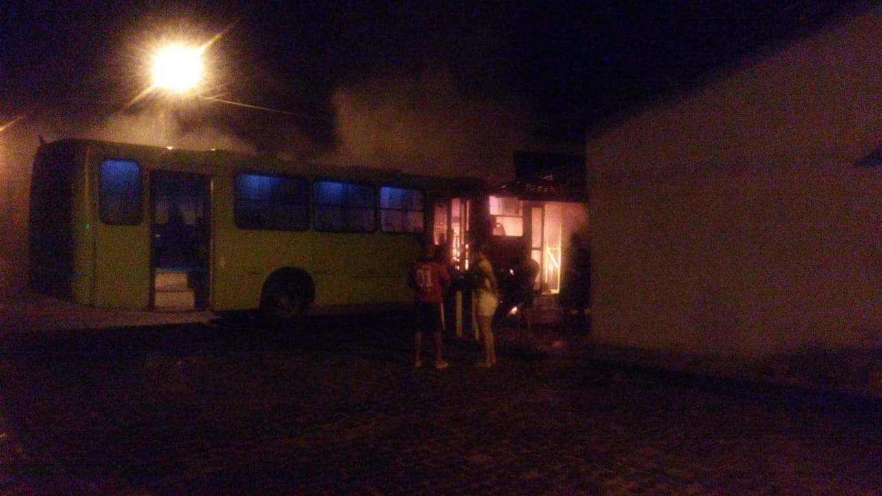ônibus é incendiado após assalto em Teresina