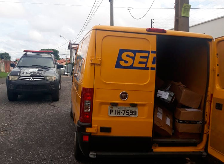 carro dos correios é levado em Teresina