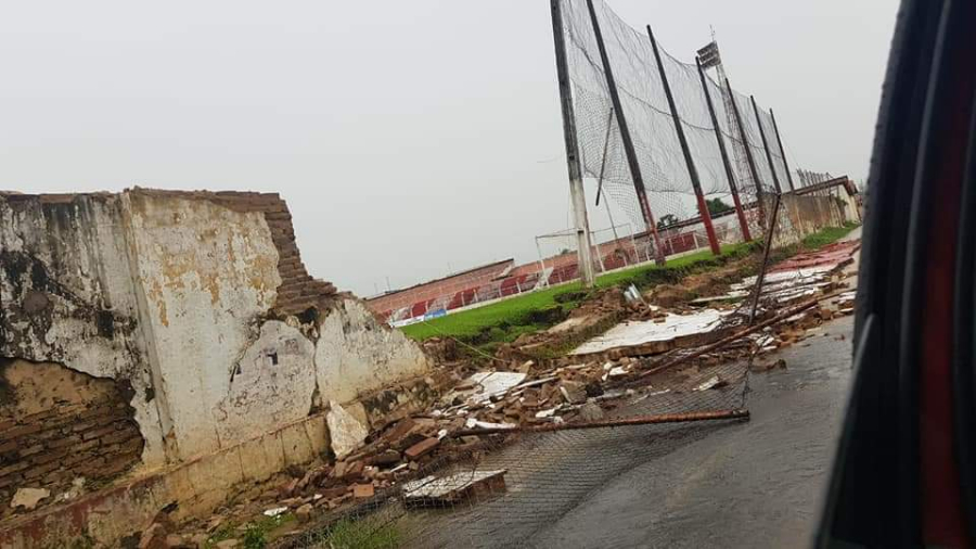 muro de estádio cai em Piripiri