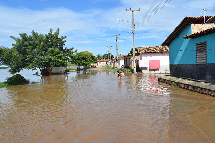 Rio Parnaíba sobe em Luzilândia e deixa famílias desabrigadas