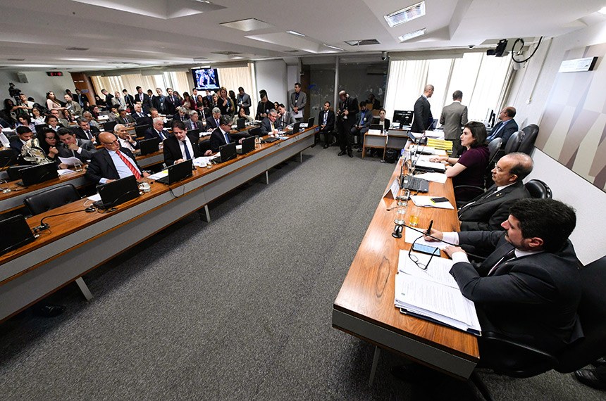 CCJ do Senado derruba flexibilização de armas de Bolsonaro