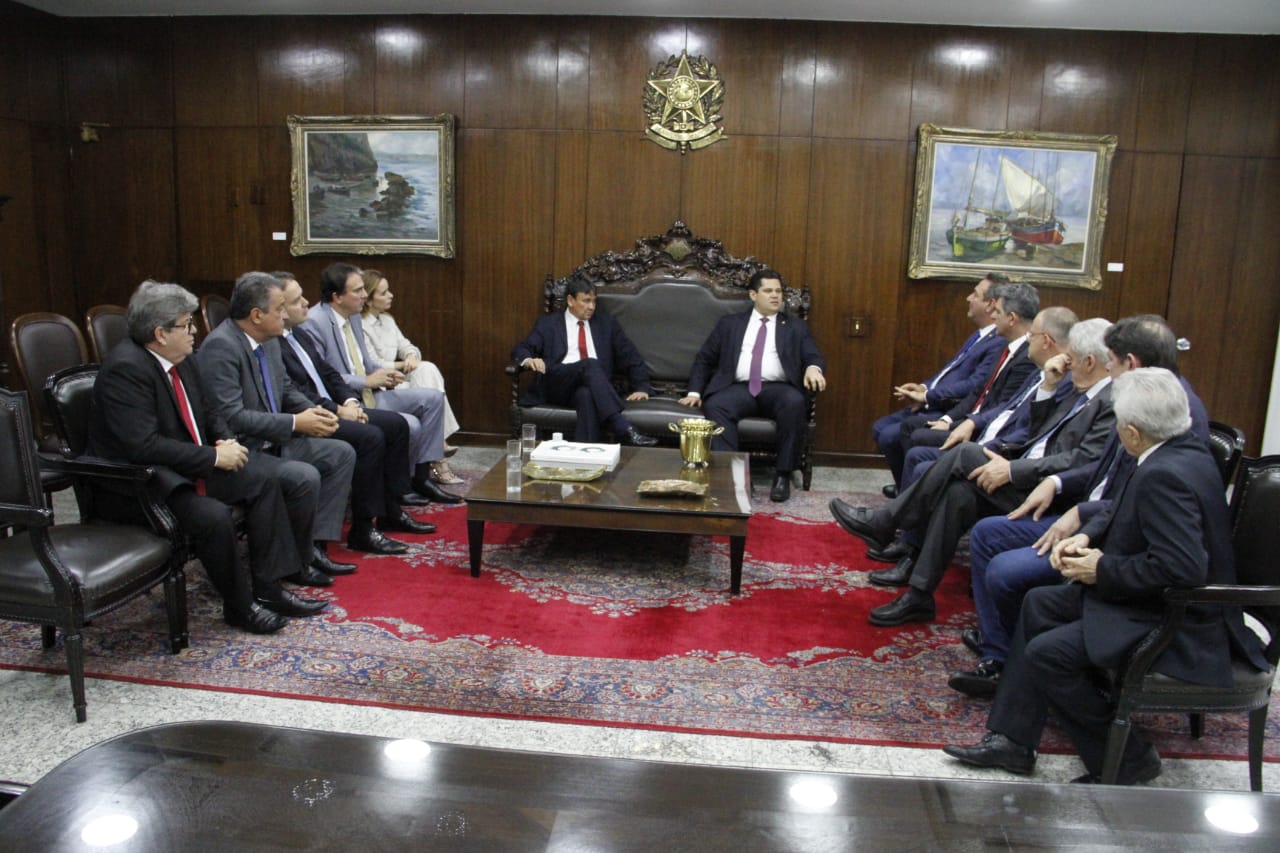governador Wellington Dias em reunião com senadores sobre reforma da previdência