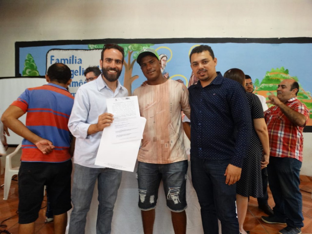 Famílias de Oeiras recebem documento de casas