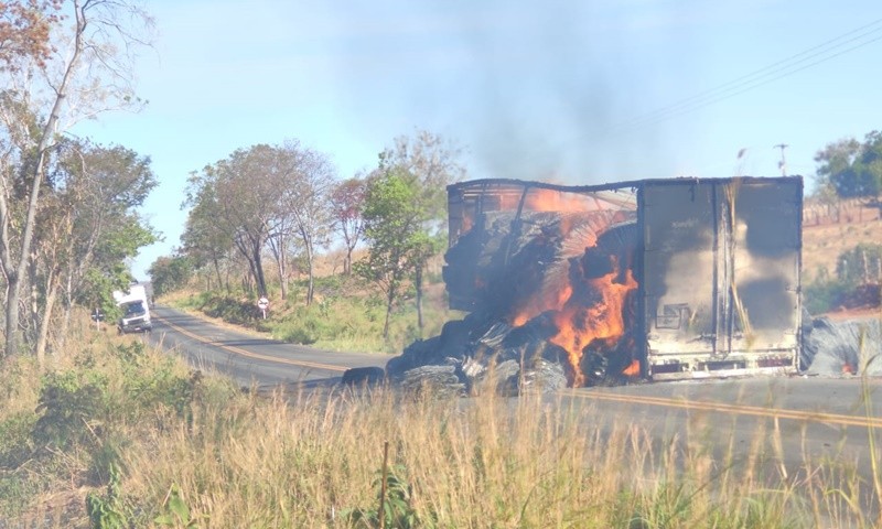 carga carregada de plumas de algodão pega fogo no Piauí